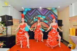 minh vuong m4u den chuc mung yts khai truong tai ha noi 659e9b1be66f8