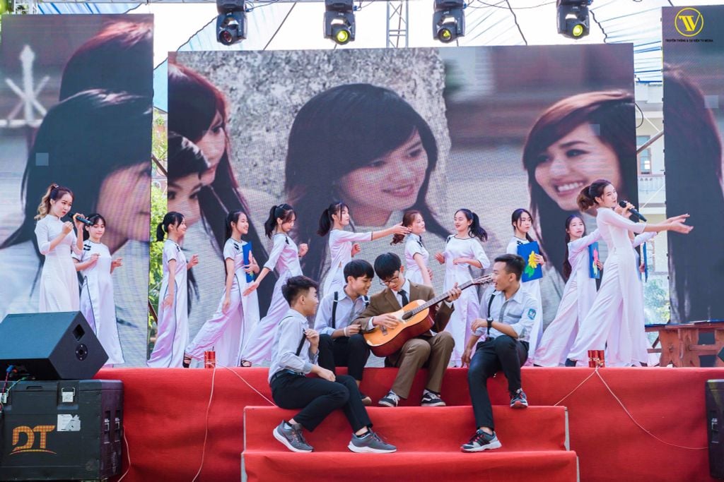 NHẬT THỦY CÙNG LÂM BẢO NGỌC TRỞ VỀ HỘI KHÓA THPT B NGHĨA HƯNG 36 nhat thuy cung lam bao ngoc tro ve hoi khoa thpt b nghia hung 659e9b0f130c3