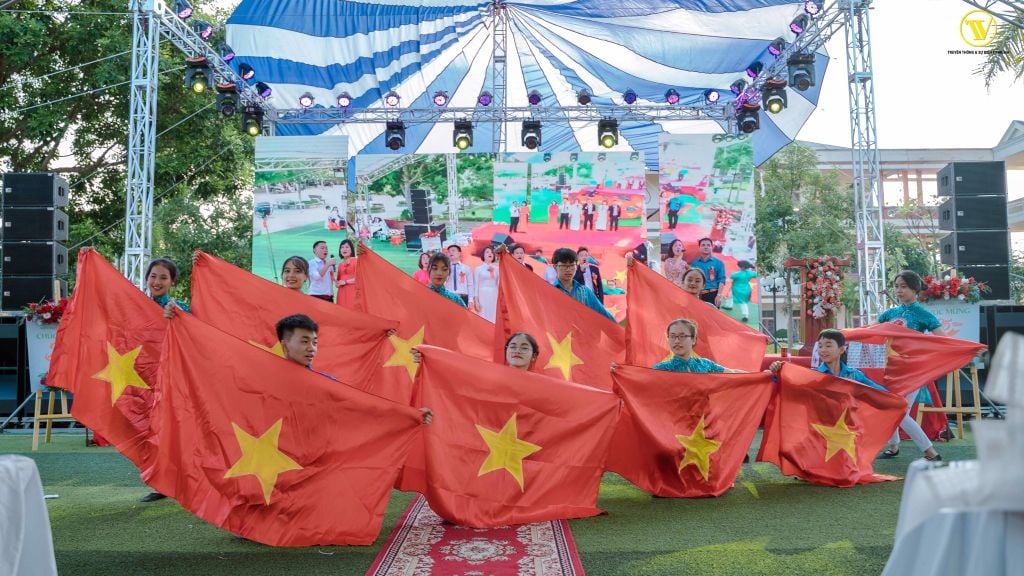 NHẬT THỦY CÙNG LÂM BẢO NGỌC TRỞ VỀ HỘI KHÓA THPT B NGHĨA HƯNG 37 nhat thuy cung lam bao ngoc tro ve hoi khoa thpt b nghia hung 659e9b0fbe22b