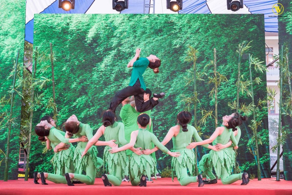 NHẬT THỦY CÙNG LÂM BẢO NGỌC TRỞ VỀ HỘI KHÓA THPT B NGHĨA HƯNG 38 nhat thuy cung lam bao ngoc tro ve hoi khoa thpt b nghia hung 659e9b107410e