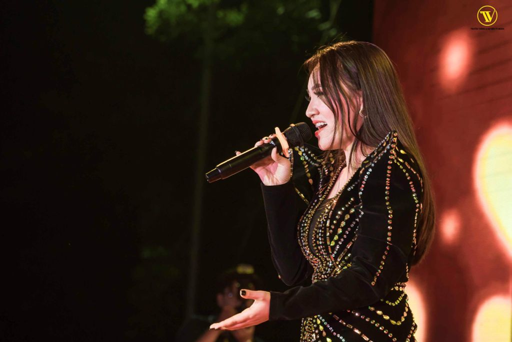 NHẬT THỦY CÙNG LÂM BẢO NGỌC TRỞ VỀ HỘI KHÓA THPT B NGHĨA HƯNG 40 nhat thuy cung lam bao ngoc tro ve hoi khoa thpt b nghia hung 659e9b11d6278