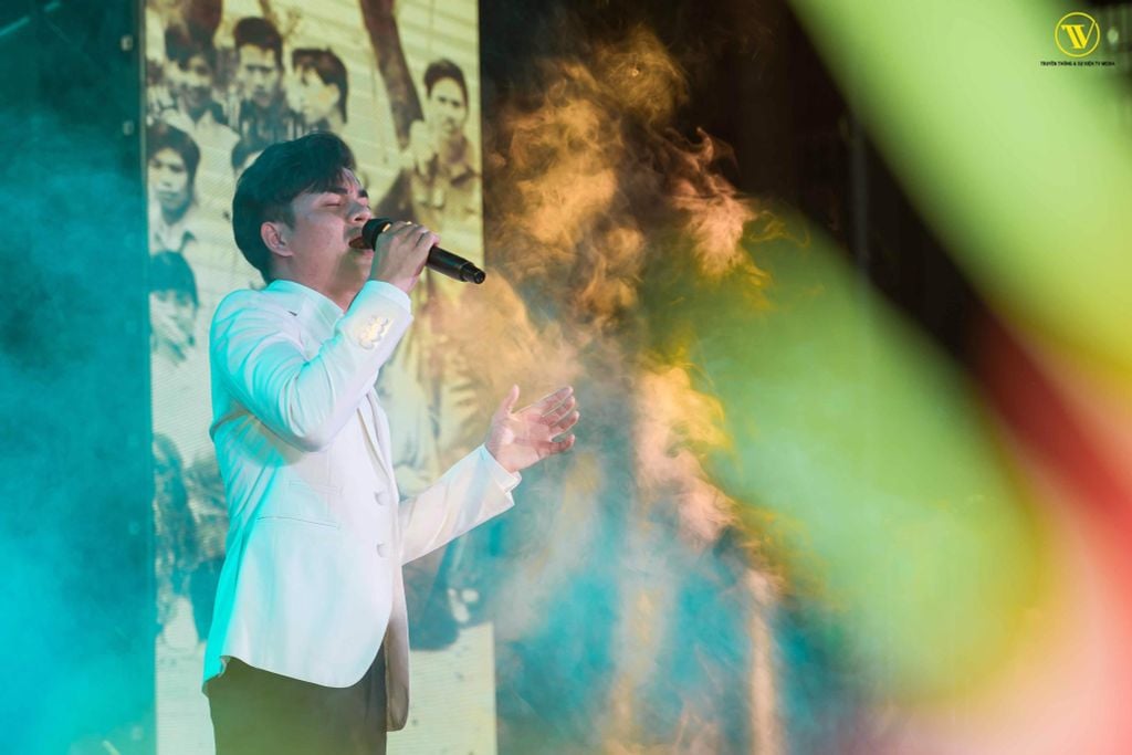 NHẬT THỦY CÙNG LÂM BẢO NGỌC TRỞ VỀ HỘI KHÓA THPT B NGHĨA HƯNG 44 nhat thuy cung lam bao ngoc tro ve hoi khoa thpt b nghia hung 659e9b15764ca