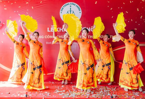 KHAI TRUONG VP CONG CHUNG NGUYEN THI THAO 18