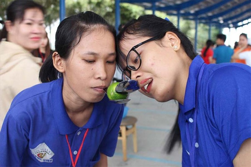 Team Building trong nhà là gì? Top 10 trò chơi team building trong nhà ấn tượng nhất 2 Trò chơi chanh ai chạy nhanh