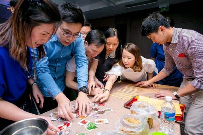Team Building trong nhà là gì? Top 10 trò chơi team building trong nhà ấn tượng nhất 4 Trò chơi thật giả lẫn lộn