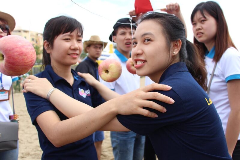 Team Building trong nhà là gì? Top 10 trò chơi team building trong nhà ấn tượng nhất 6 Trò chơi ăn táo trên dây
