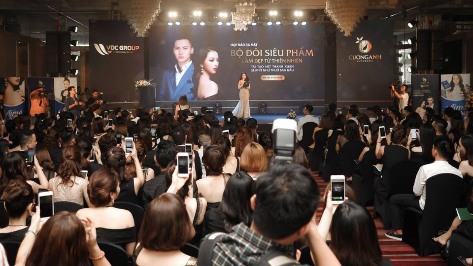 Tổ chức sự kiện ra mắt sản phẩm mới - Cách tạo dấu ấn mạnh mẽ trong thị trường cạnh tranh 3 hop bao ra mat san pham