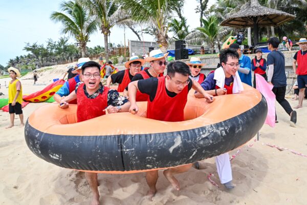 Tổ chức Teambuilding bãi biển Thái Bình kết hợp gala dinner ấn tượng 8 Tổ chức Teambuilding bãi biển Thái Bình