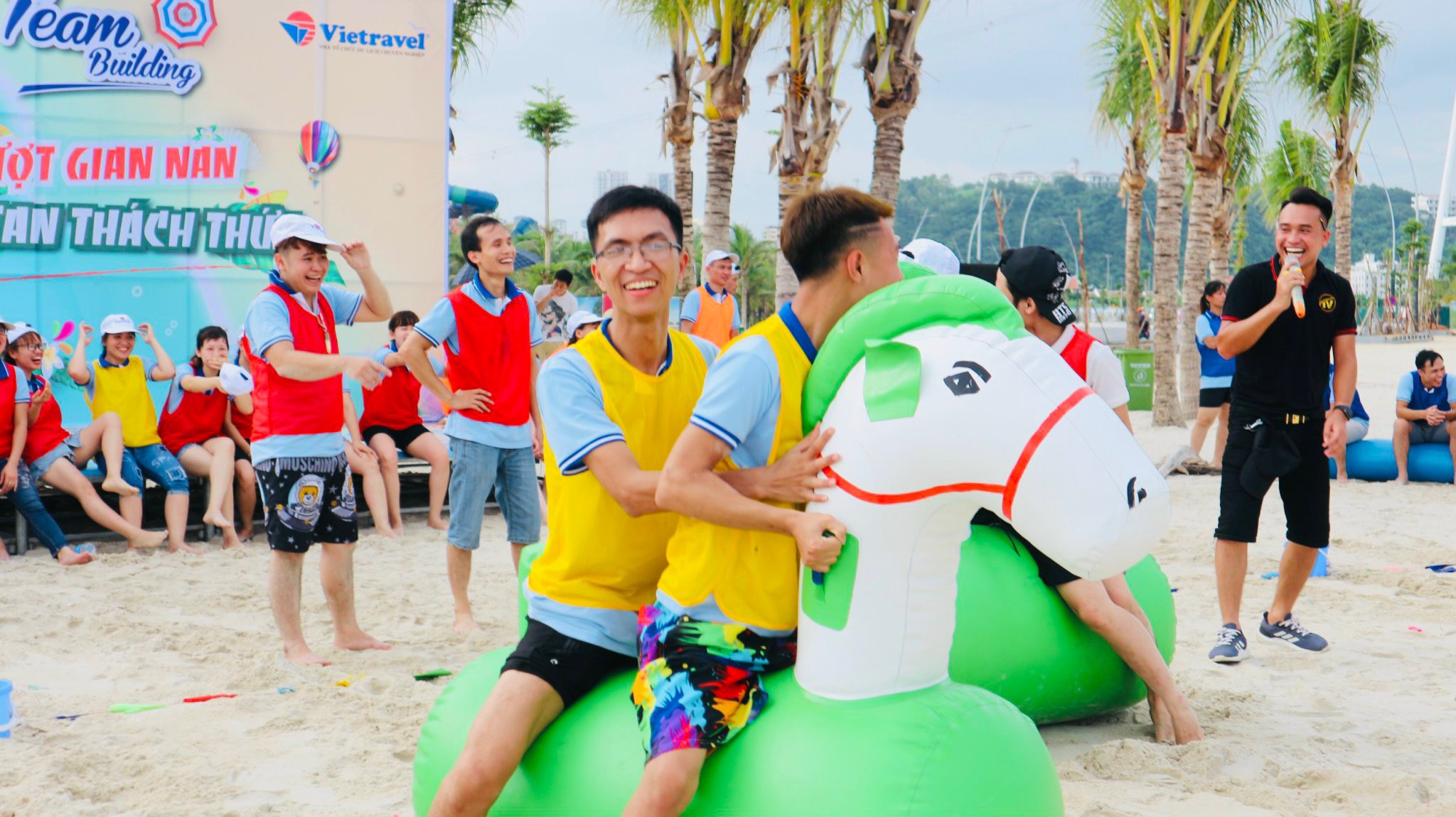 team building mua he 8