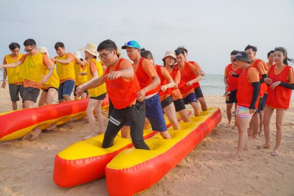 Tổ chức Teambuilding bãi biển Quảng Ninh