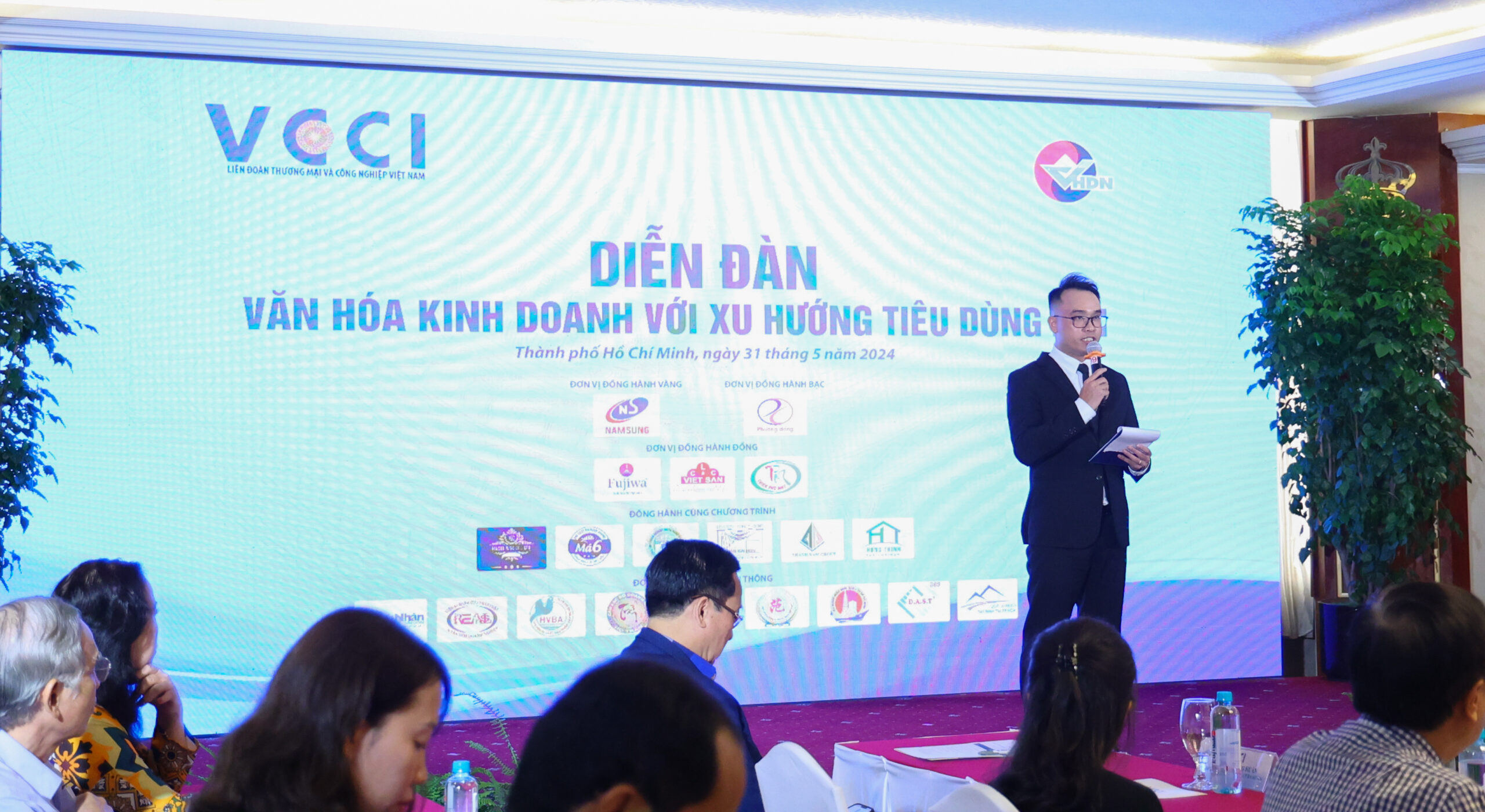 dien dan van hoa kinh doanh 2 scaled