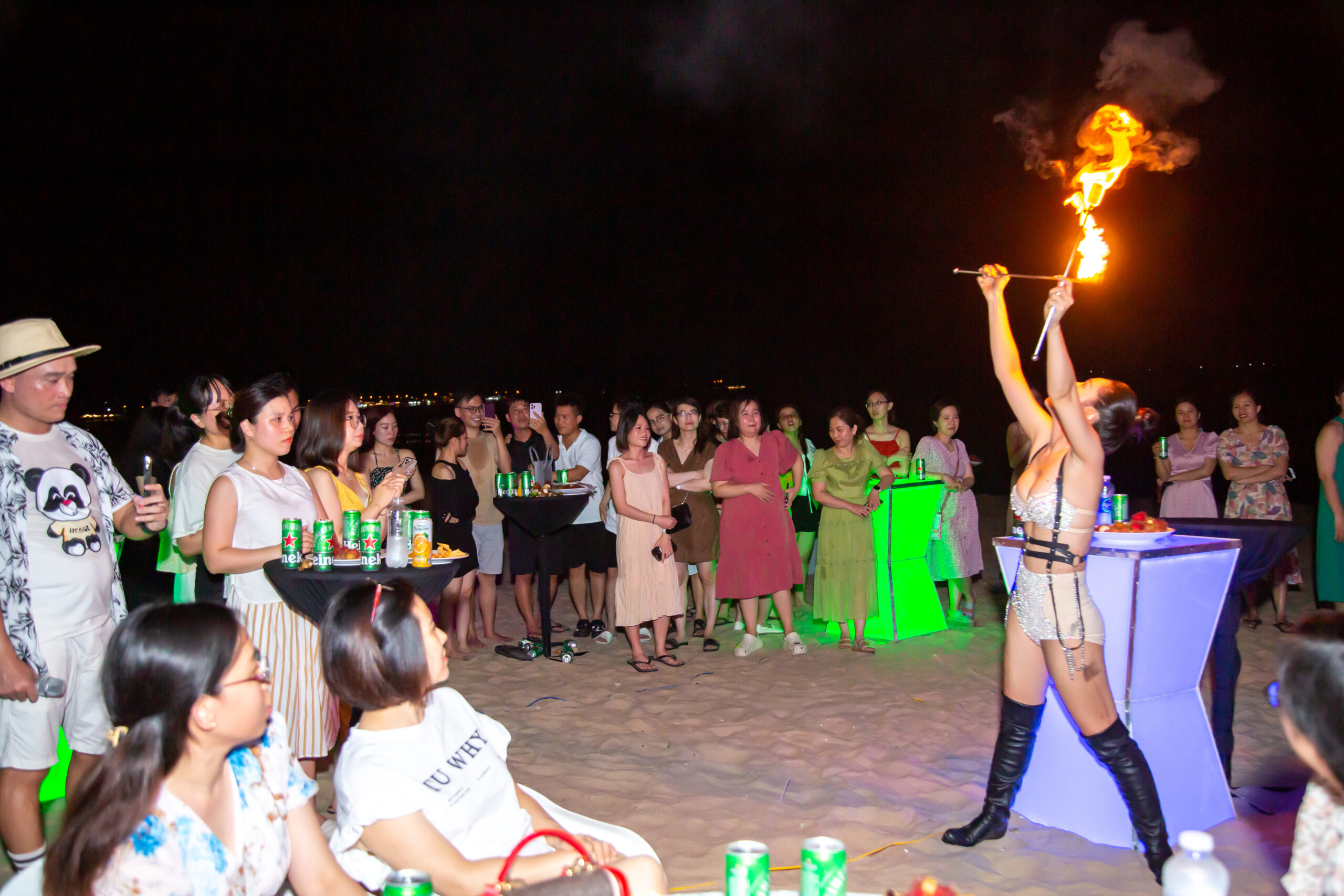 Dịch vụ cho thuê chú hề ảo thuật gia sự kiện 3 ao thuat gia scaled