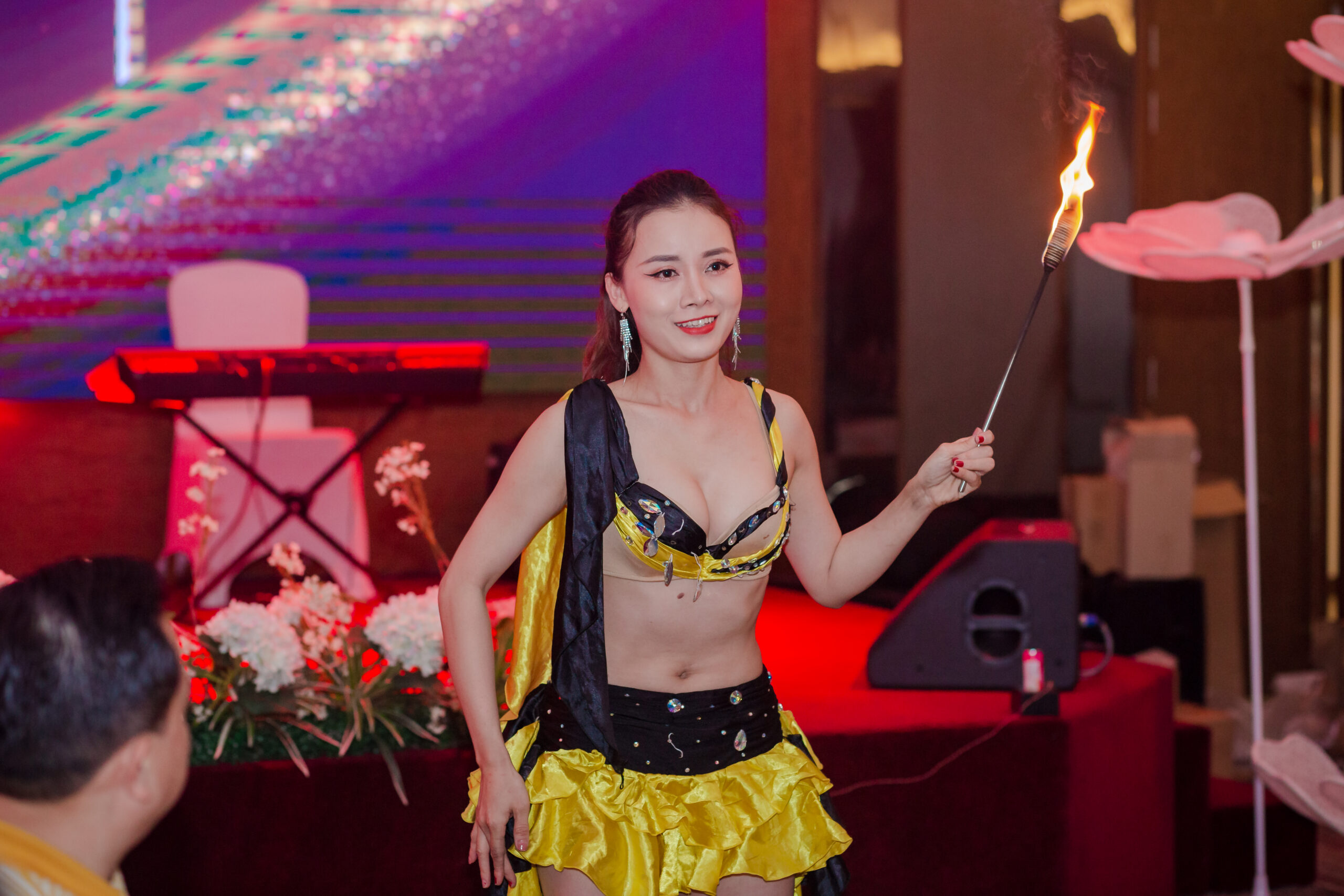 Dịch vụ cho thuê chú hề ảo thuật gia sự kiện 10 cho thue ao thuat gia 3 scaled