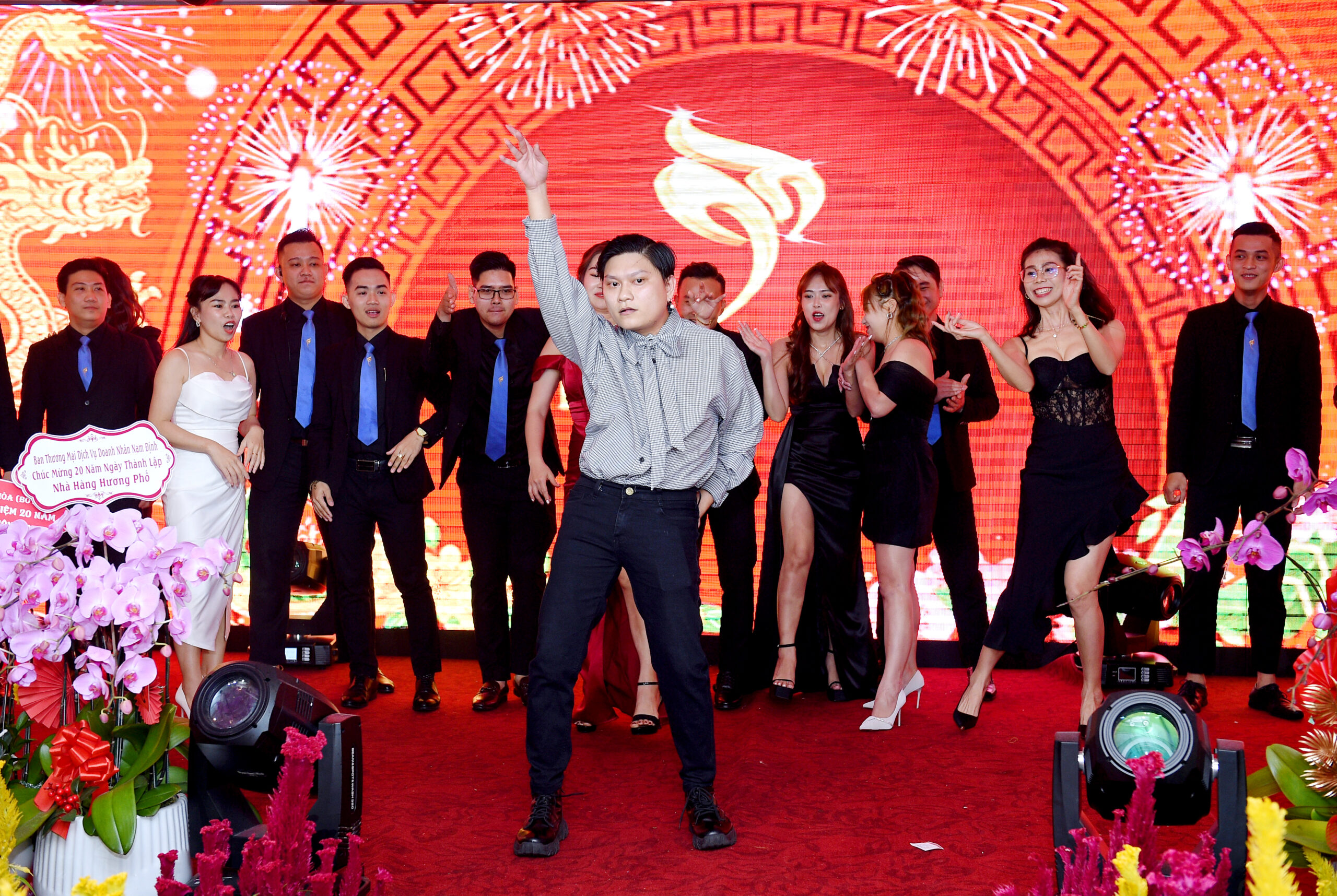 Tổng hợp các trò chơi trong tiệc tất niên công ty 10 hoat dong tro choi gala dinner scaled