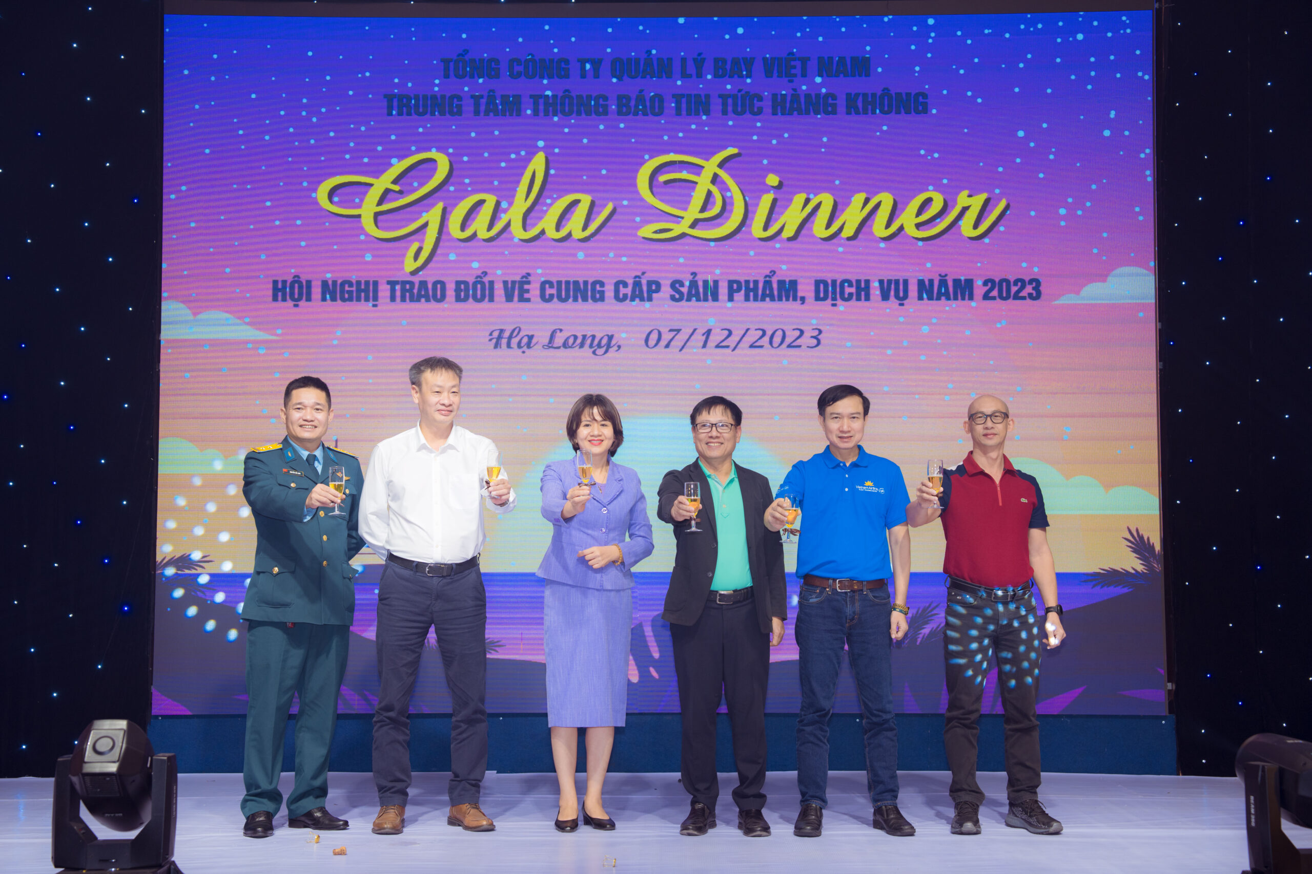 to chu gala dinner cho cong ty scaled
